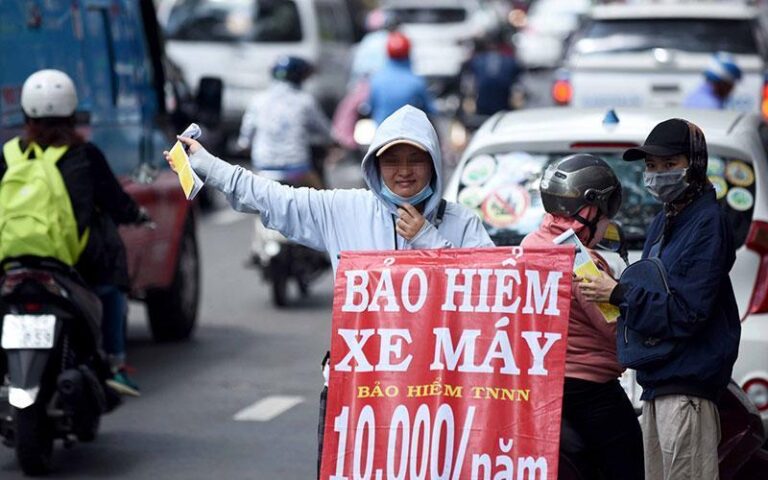 Thận trọng với bảo hiểm xe máy bán dọc đường