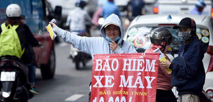 Thận trọng với bảo hiểm xe máy bán dọc đường