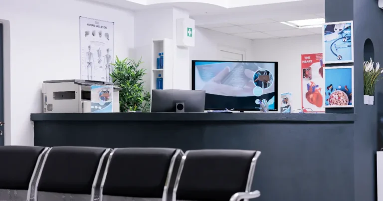 Bảo hiểm bệnh viện phù hợp với các cơ sở y tế cần bảo vệ tòa nhà, máy móc, hệ thống kỹ thuật, thuốc và vật tư phục vụ vận hành. Việc lựa chọn đúng phương án bảo hiểm giúp đơn vị hạn chế gián đoạn hoạt động và giảm áp lực chi phí sau sự cố. Với bệnh viện, phòng khám và trung tâm y tế, đây là lớp bảo vệ tài chính cần được chuẩn bị từ sớm.