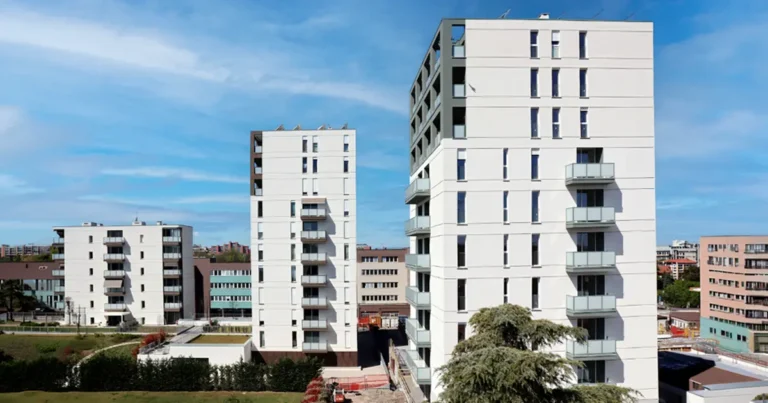Bảo hiểm cháy nổ chung cư áp dụng với nhà chung cư từ 5 tầng hoặc từ 1.000 m² sàn; cần rà soát hồ sơ công trình, PCCC và phạm vi tài sản chung trước khi tham gia.