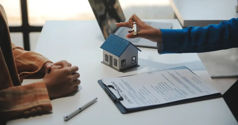 Giải đáp thắc mắc: vay mua nhà có phải mua bảo hiểm? Cập nhật quy định mới nhất, cách tính phí và kinh nghiệm mua bảo hiểm cháy nổ nhà ở khi vay vốn ngân hàng giải ngân nhanh chóng, minh bạch.