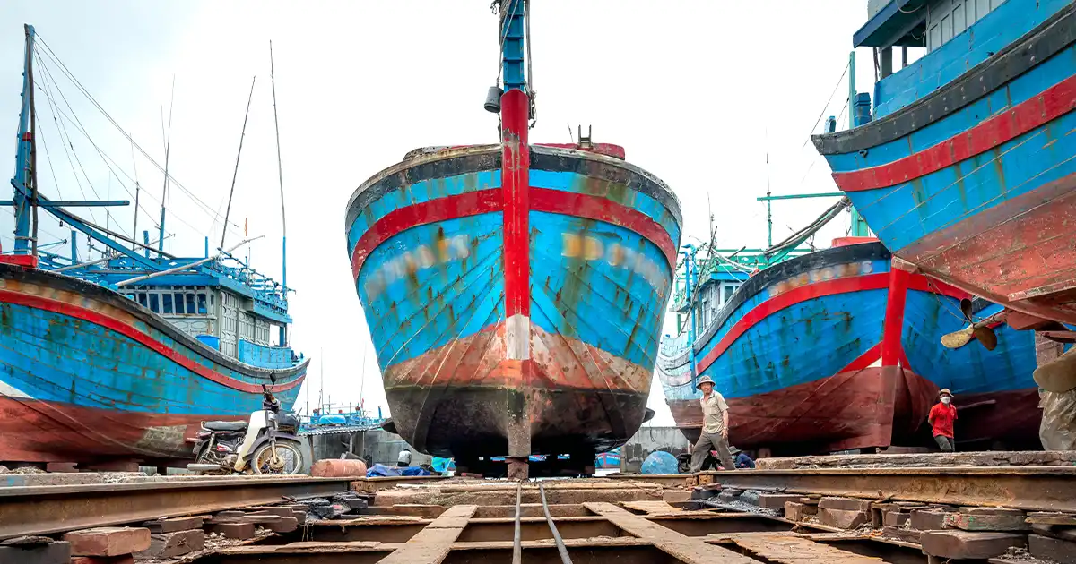 Bảo hiểm đóng tàu PTI bảo vệ thân tàu, máy móc và trách nhiệm đâm va trong quá trình đóng tàu. Tìm hiểu phạm vi bảo hiểm và điều khoản loại trừ chi tiết.